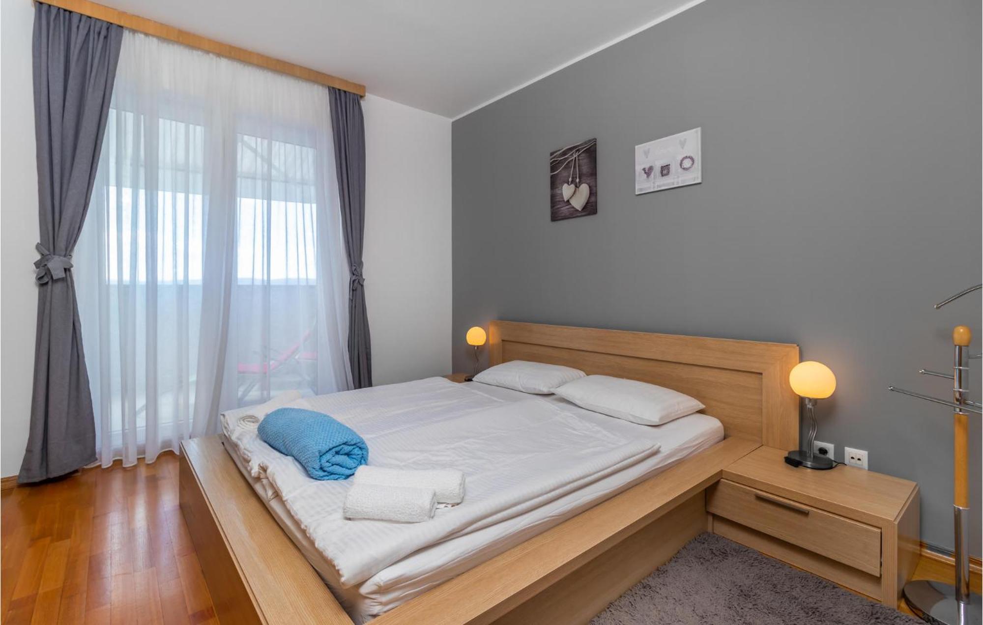 Lovely Apartment In Selce With House Sea View Екстериор снимка